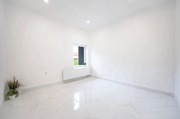 Acogedor luminoso lleno de espacio sala de estar en un apartamento. Renovado, moderno. — Foto de Stock