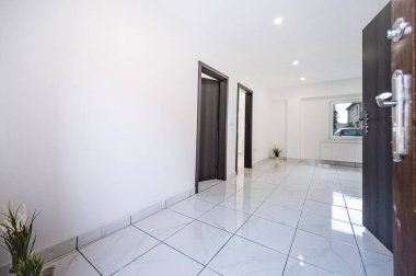 Bir dairede, içi uzay oturma odasıyla dolu rahat bir yer. Yenilenmiş, modern.