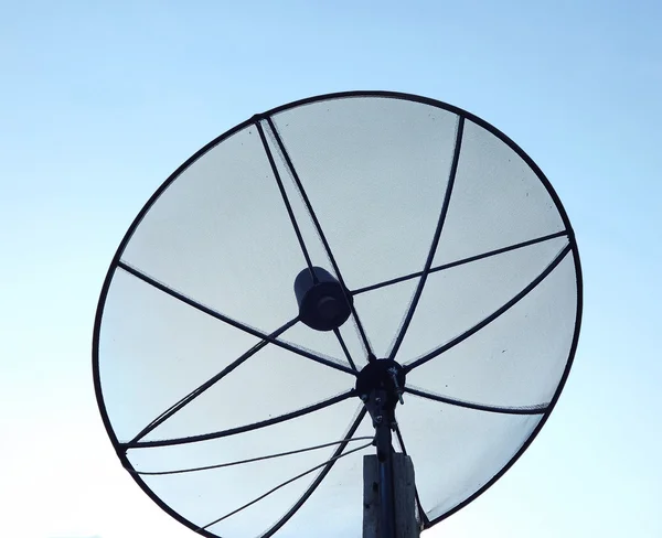 Antena parabólica con el cielo de la mañana Imagen De Stock