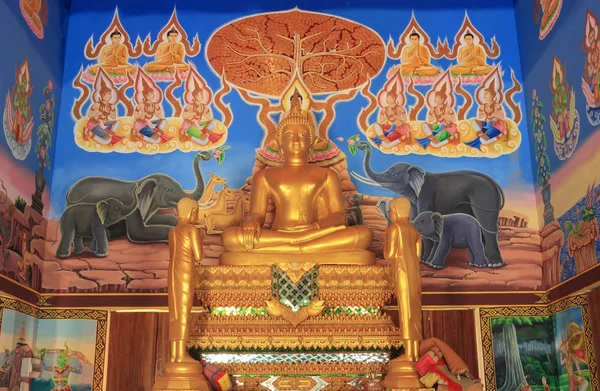Buddha patsas kirkossa — kuvapankkivalokuva