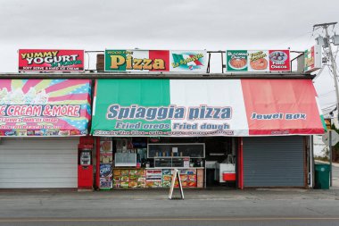 Hampton Beach New Hampshire rıhtımında halka açık birkaç restorandan biri. Normalde tıka basa dolu bir turizm merkezi, şimdi çoğunlukla sahil yürüyüşçüleri ve yerel halktan başka ıssız bir yer..