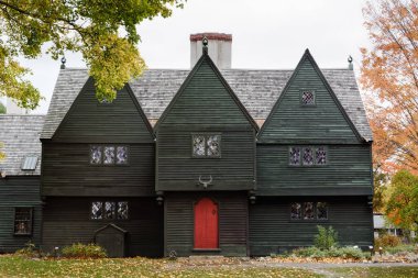 Saugus Demir Fabrikası (orijinal adı Hammersmith), 1968 yılından bu yana ulusal park hizmetlerinin bir parçasıdır. Parka girdikten sonra ziyaretçiler güzel bir 17. yüzyıl evi tarafından karşılanır. Iron Works House olarak da bilinir.