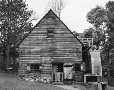 Saugus Demir Fabrikası 'ndaki Slitting Mill' in önü görünüyor. Su çarklarından biri binanın sağında görünüyor. Kapıda bir bira fıçısı ve kapı var. Resim analog filmde çekildi..