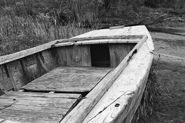 Opuštěný Člun Bílého Dřeva Leží Vysoké Trávě Břehu Řeky Saugus — Stock fotografie