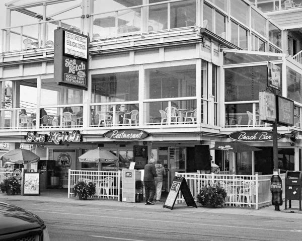 Великий Ресторан Стоїть Поруч Порожнім Набережній Гемптон Біч Міжсезоння Під — стокове фото