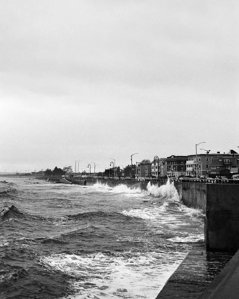 Fale Rozbijają Się Betonową Ścianę Morską Biegnącą Wzdłuż Lynn Shore — Zdjęcie stockowe