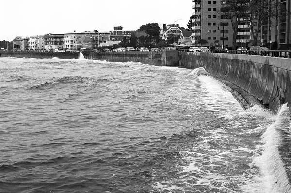 Wellen Krachen Gegen Die Betonmauer Die Entlang Des Lynn Shore — Stockfoto