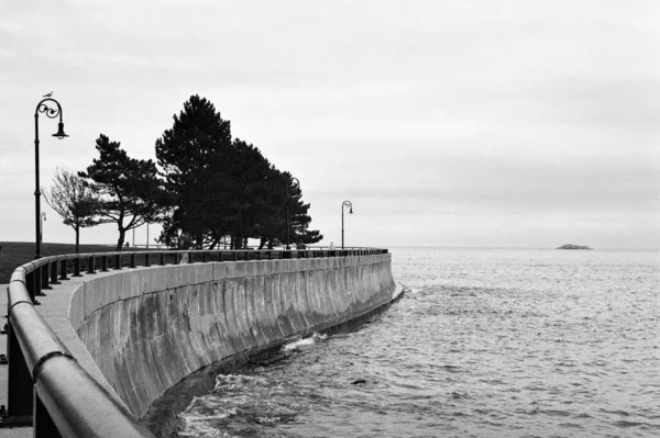 Fale Rozbijają Się Betonową Ścianę Morską Skały Rezerwacie Lynn Shore — Zdjęcie stockowe