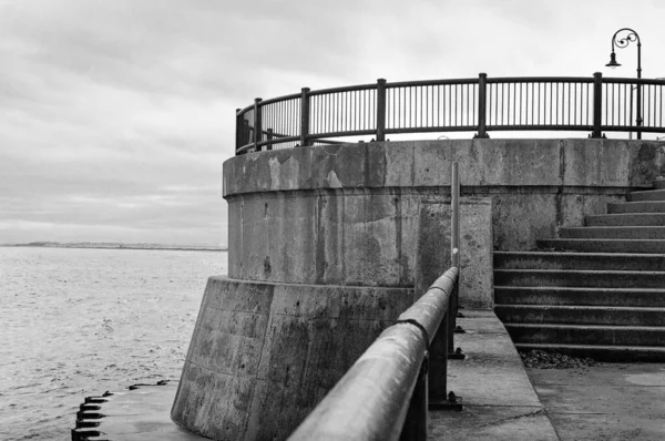 Betonowa Wieżyczka Schodami Wznoszącymi Się Zachmurzonego Nieba Wzdłuż Lynn Shore — Zdjęcie stockowe