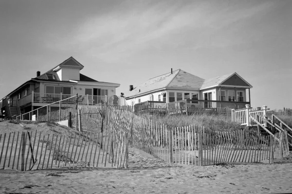 Due Cottage Estivi Sorgono Sopra Una Spiaggia Fuori Stagione Abbandonata — Foto Stock