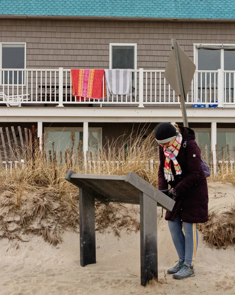 Salisbury Beach Massachusetts Una Donna Vestita Con Abiti Invernali Legge — Foto Stock