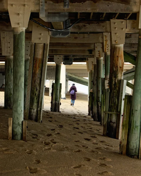 Salisbury Beach Massachusetts Una Donna Cammina Attraverso Sabbia Sotto Molo — Foto Stock