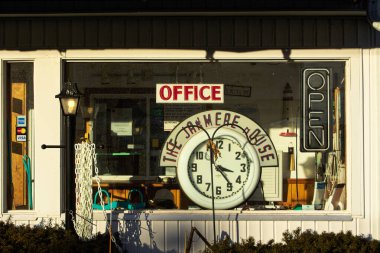 Hampton Beach Hampton New Hampshire Çıkmaz sokak altın gün ışığında parıldıyor güneş mevsiminde kış akşamında batarken.