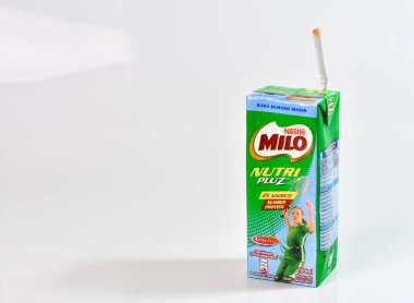 Malezya, Pahang, 10 Şubat 2021: Seçici odaklanma. Nestle Milo izole edilmiş beyaz arka planda içme suyu kutusu.