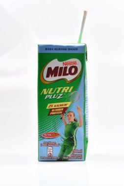 Malezya, Pahang, 10 Şubat 2021: Seçici odaklanma. Nestle Milo izole edilmiş beyaz arka planda içme suyu kutusu.