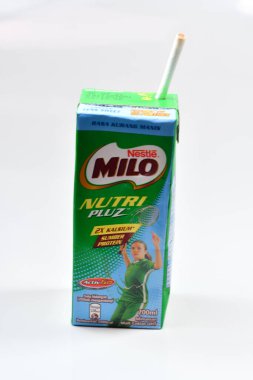 Malezya, Pahang, 10 Şubat 2021: Seçici odaklanma. Nestle Milo izole edilmiş beyaz arka planda içme suyu kutusu.