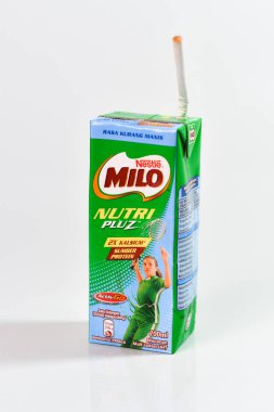Malezya, Pahang, 10 Şubat 2021: Seçici odaklanma. Nestle Milo izole edilmiş beyaz arka planda içme suyu kutusu.