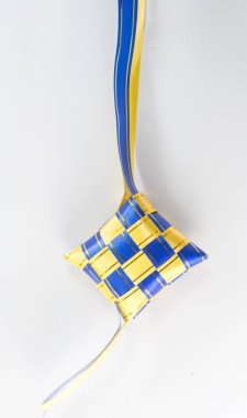 Beyaz zemin üzerinde güzel sarı ve mavi ketupat raya kurdelesi