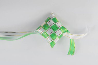 Güzel beyaz ve yeşil renkli ketupat raya kurdelesi.