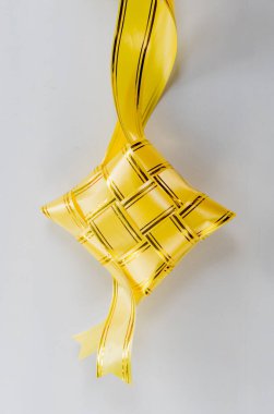 Güzel altın rengi ketupat raya kurdelesi.