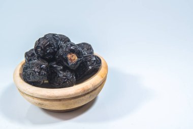 Ajwa tarihleri Suudi Arabistan 'dan gelen yumuşak, kuru bir hurma türüdür. Madina Tayyiba 'da yetiştirilir. Lezzetli, yumuşak ve yumuşak dokuları olan meyveli hurmalar. Kahinlerin en sevdiği tarihler. Ajwa, unvan tarihinin peygamberi 