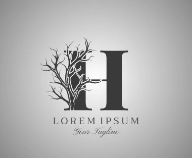 H harfi ile Ölü Ağaç Tasarımı Logosu Simgesi. Yaratıcı Alfabetik Ürkütücü Kuru Ağaç Brach Doğa Logosu Şablonu.