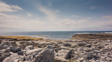 Batı Galway, İrlanda 'nın batısındaki Aran Adaları' nın en küçük sahili olan Inisheer 'in güney tarafındaki kayalık bir sahilden Atlantik Okyanusu manzarası.
