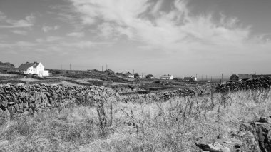 İrlanda, Galway 'in batı kıyısındaki Aran Adaları' ndan biri olan Inishmaan 'daki engebeli taş manzarasının siyah ve beyaz görüntüsü..