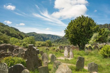 Glendalough 'daki antik mezarlığın manzarası, İrlanda' nın Wicklow şehrinde eski bir Hıristiyan manastırı yerleşimi..