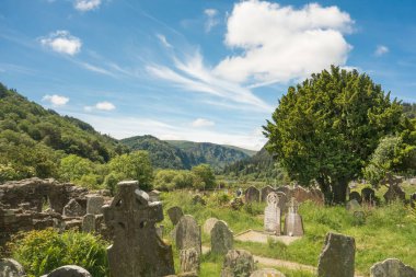 Glendalough 'daki antik mezarlığın manzarası, İrlanda' nın Wicklow şehrinde eski bir Hıristiyan manastırı yerleşimi..