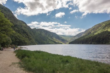 Glendalough 'daki Yukarı Göl, Wicklow, İrlanda.