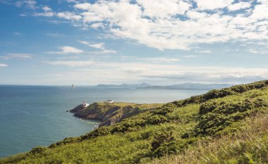 Dublin, İrlanda yakınlarındaki Howth Head yarımadasından Dublin Körfezi manzarası. Bailey Deniz Feneri orta sahada ve Bray Head arka planda..