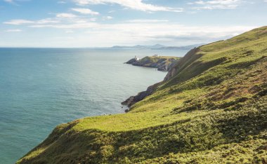 Dublin, İrlanda yakınlarındaki Howth Head yarımadasından Dublin Körfezi manzarası. Bailey Deniz Feneri orta sahada ve Bray Head arka planda..
