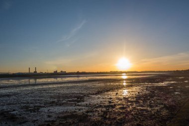 Clontarf sahilinde gün batımı, Dublin 'in kuzey tarafında, İrlanda.