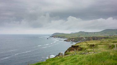 Slea Head 'den Dunquin' e doğru batı Kerry, İrlanda 'daki Dingle Yarımadası' na..