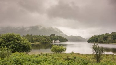 Muckross Gölü, diğer bir deyişle Torc Gri sisli bir günde Killarney Ulusal Parkı, Kerry County, İrlanda.