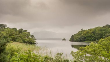 Muckross Gölü, diğer bir deyişle Torc Gri sisli bir günde Killarney Ulusal Parkı, Kerry County, İrlanda.