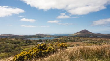 Connemara Ulusal Parkı 'ndaki Diamond Hill' den Tully Dağı ve Atlantik Okyanusu 'na doğru bakın..