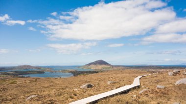 Connemara Ulusal Parkı 'ndan Tully Dağı' na doğru bakın, Galway İlçesi, İrlanda.