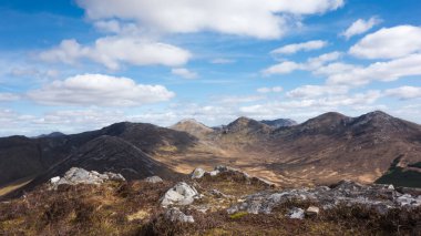 Connemara Ulusal Parkı 'ndaki Diamond Hill' den Oniki Bens dağ sırasının görüntüsü, Galway İlçesi, İrlanda.