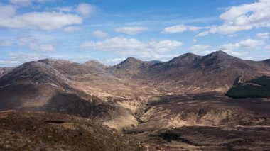 Connemara Ulusal Parkı 'ndaki Diamond Hill' den Oniki Bens dağ sırasının görüntüsü, Galway İlçesi, İrlanda.