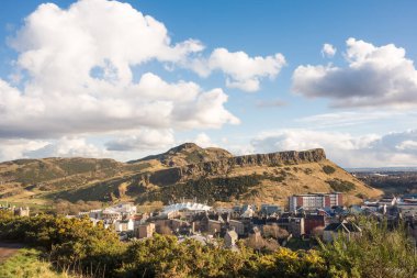 Calton Hill, Edinburgh, İskoçya 'dan Salisbury Kayalıklarının manzarası.