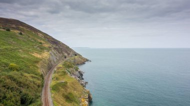 Bray, County Wicklow, İrlanda yakınlarındaki uçurumlarda demiryolu hattı..