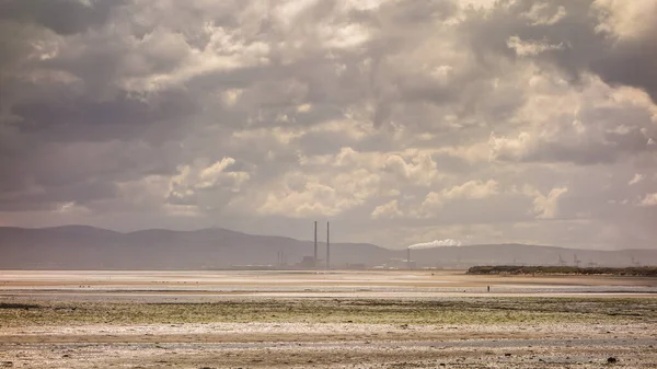 Dublin Körfezi 'nden Sutton, Dublin, İrlanda' dan Poolbeg Enerji İstasyonu 'na doğru bakın.. 