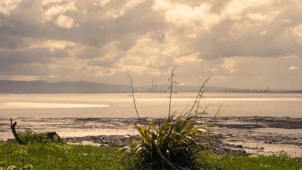 Dublin Körfezi 'nden Sutton, Dublin, İrlanda' dan Poolbeg Enerji İstasyonu 'na doğru bakın.. 