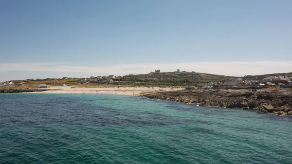 Inisheer 'deki plaj, İrlanda' nın batısındaki Galway sahilinin açıklarındaki Aran Adaları 'nın en küçüğü..