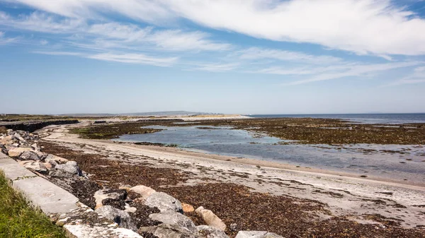 Inishmaan 'daki kıyı şeridi, Galway, İrlanda' nın batı kıyısındaki Aran Adalarından biri..