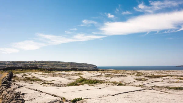 Galway, İrlanda 'nın batı kıyısındaki Aran Adalarından biri olan Inishmaan' ın engebeli, kireçtaşı manzarası.. 