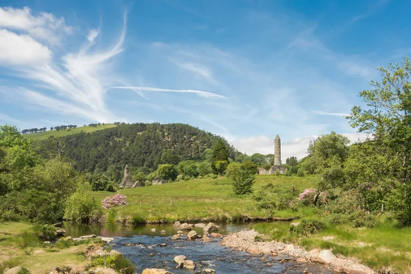 Saint Kevin Kilisesi ve Yuvarlak Kule Glendalough, Co. Wicklow, İrlanda 'daki güzel ormanlık alana kurulmuştur. Poulanass nehri ön planda görülebilir..