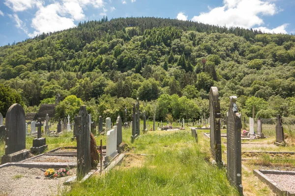 Glendalough 'daki antik mezarlığın manzarası, İrlanda' nın Wicklow şehrinde eski bir Hıristiyan manastırı yerleşimi..